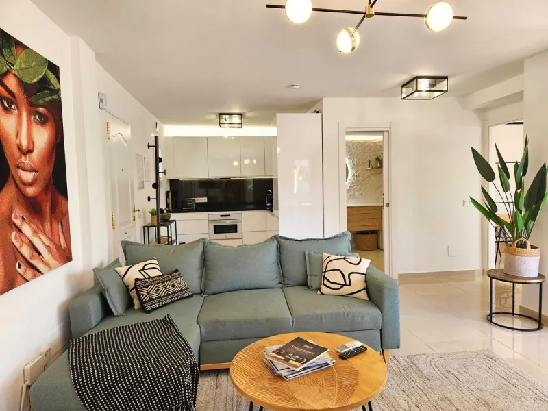 Renovated with tourist licence and large terrace 500 m from the beach.