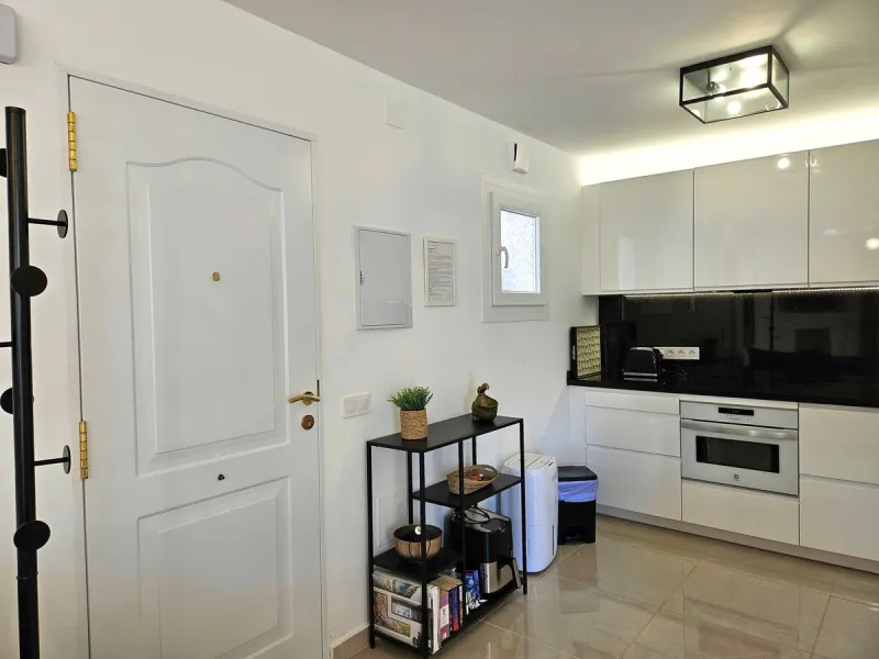 Renovated with tourist licence and large terrace 500 m from the beach.