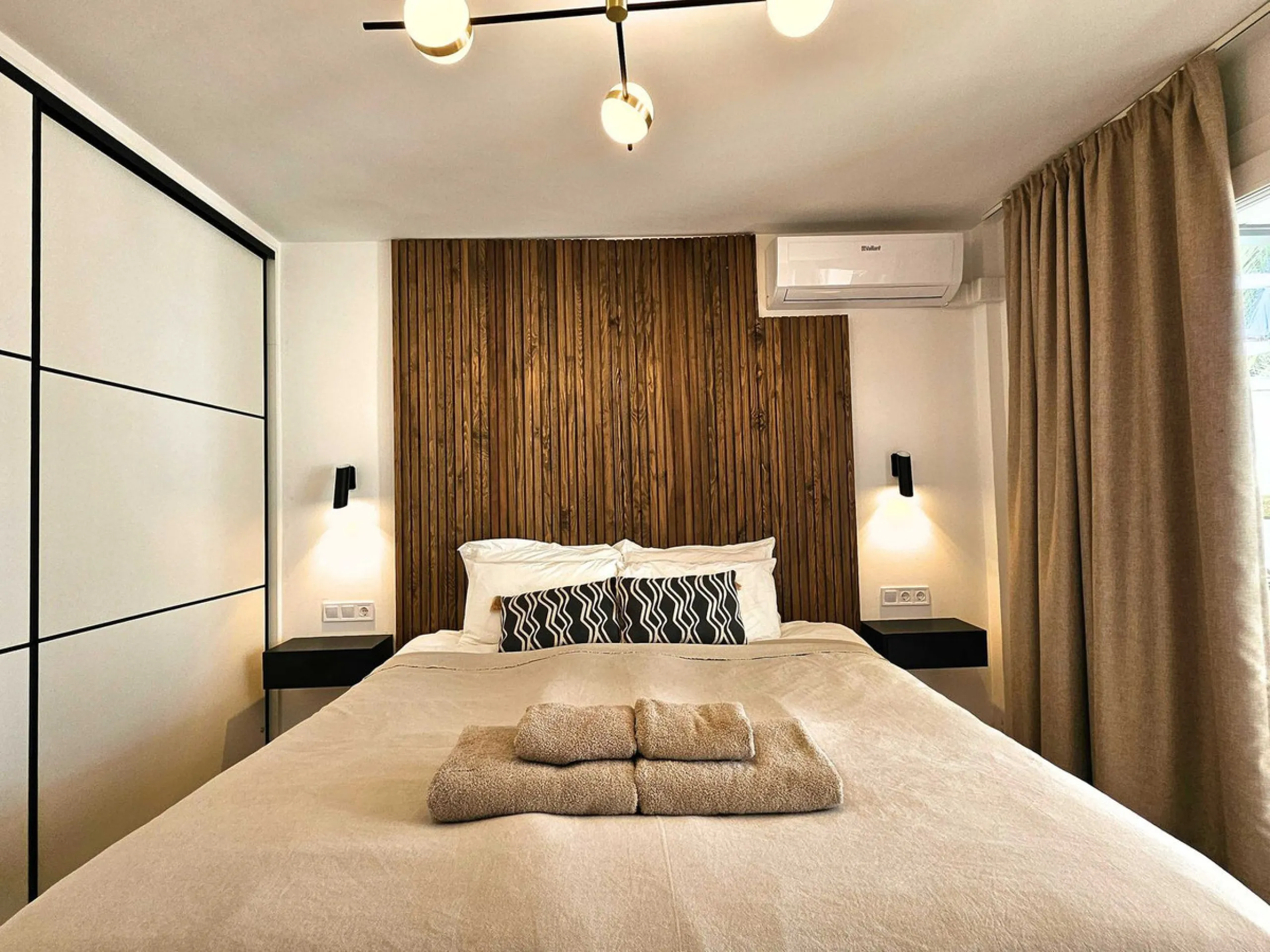 Renovated with tourist licence and large terrace 500 m from the beach.