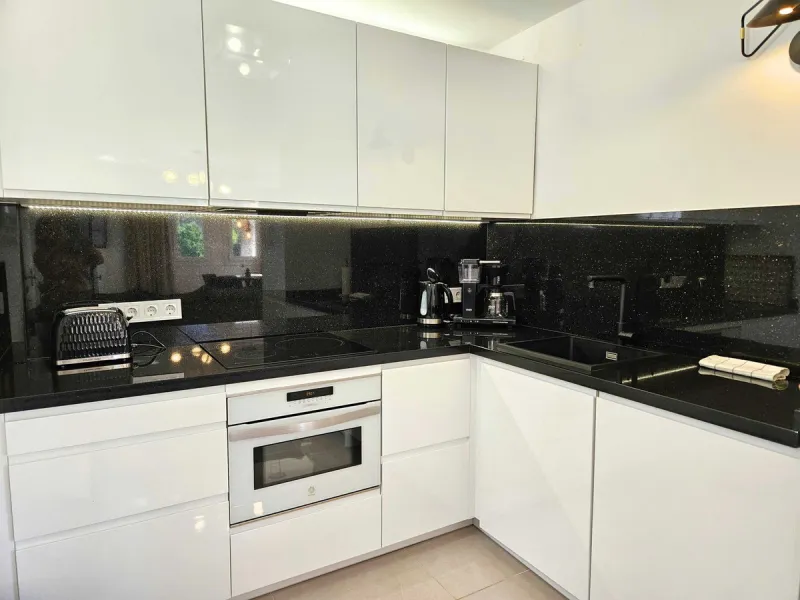 Renovated with tourist licence and large terrace 500 m from the beach.
