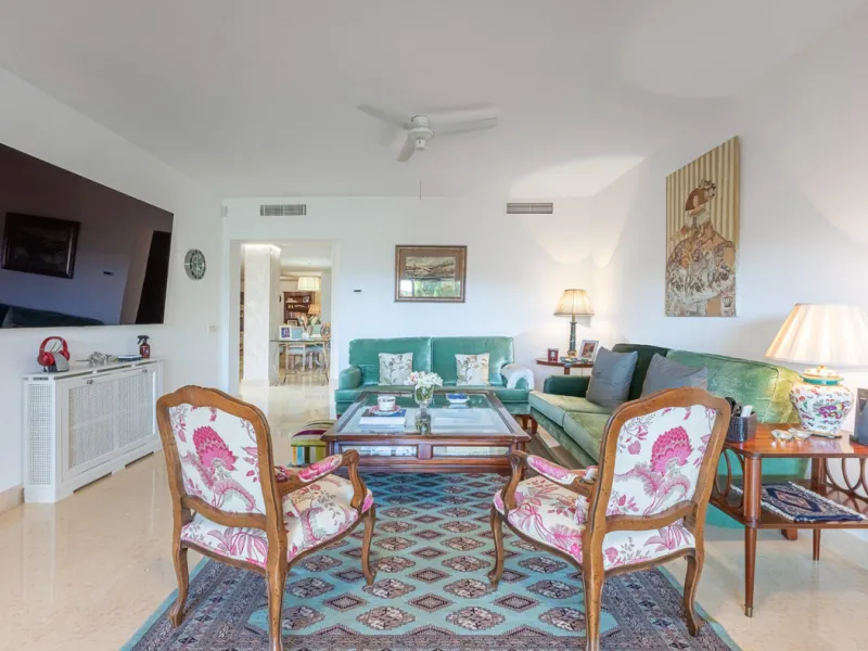 Exceptional south-facing apartment with great potential for extension in Capanes del Golf, Benahavís
