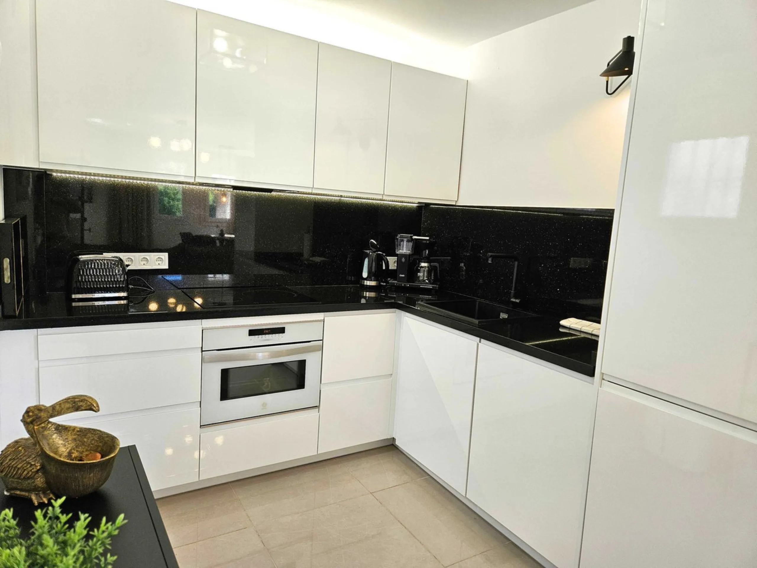 Renovated with tourist licence and large terrace 500 m from the beach.