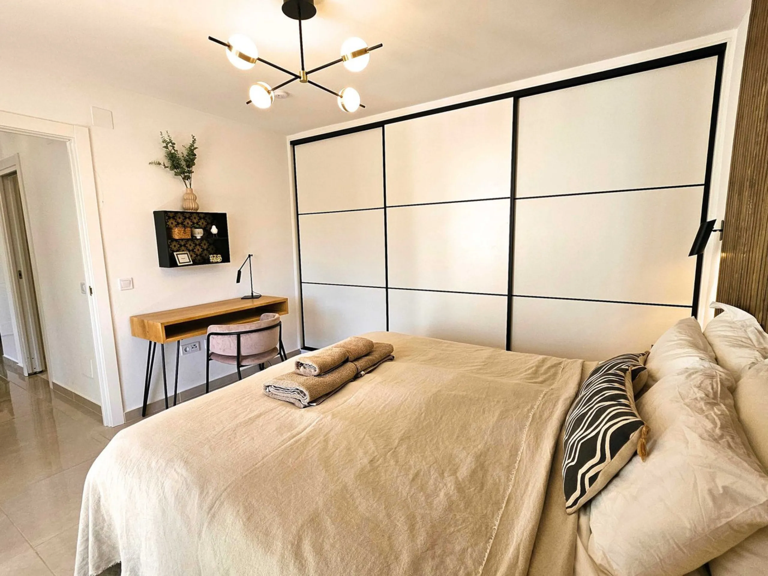 Renovated with tourist licence and large terrace 500 m from the beach.