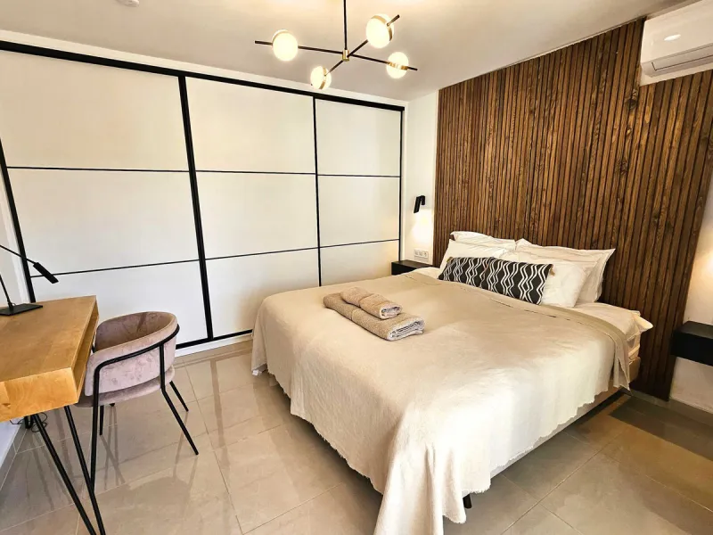 Renovated with tourist licence and large terrace 500 m from the beach.