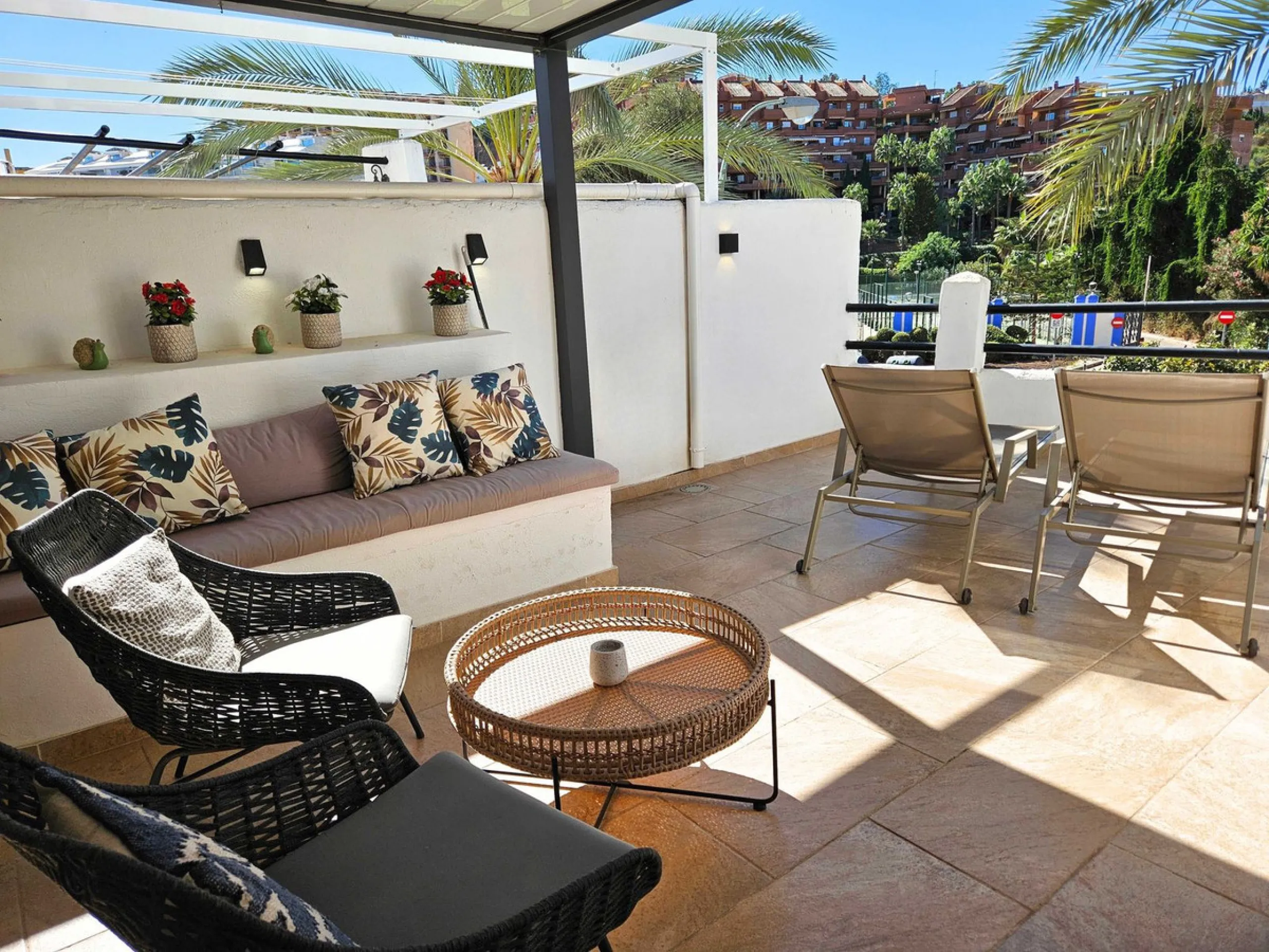 Renovated with tourist licence and large terrace 500 m from the beach.
