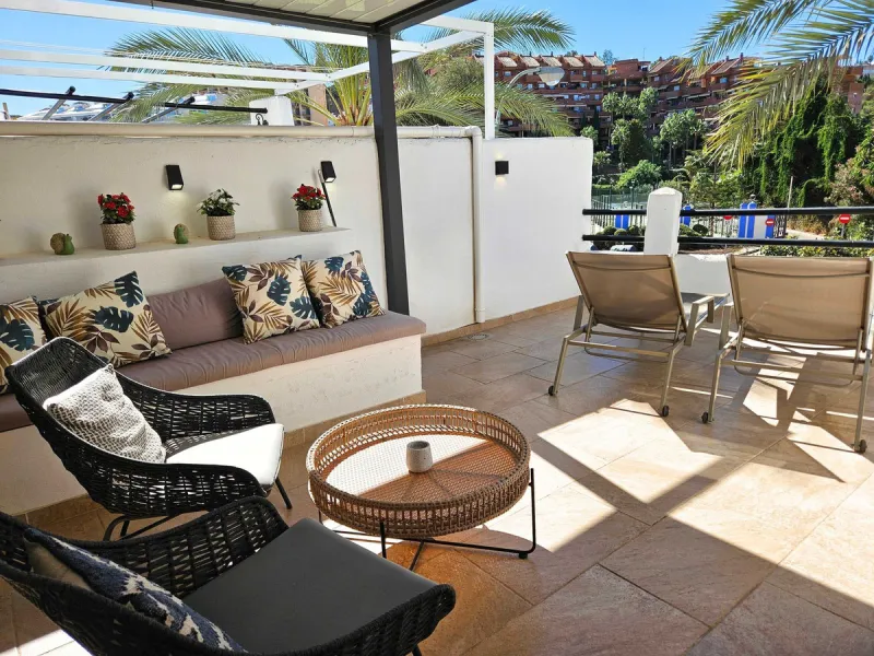 Renovated with tourist licence and large terrace 500 m from the beach.