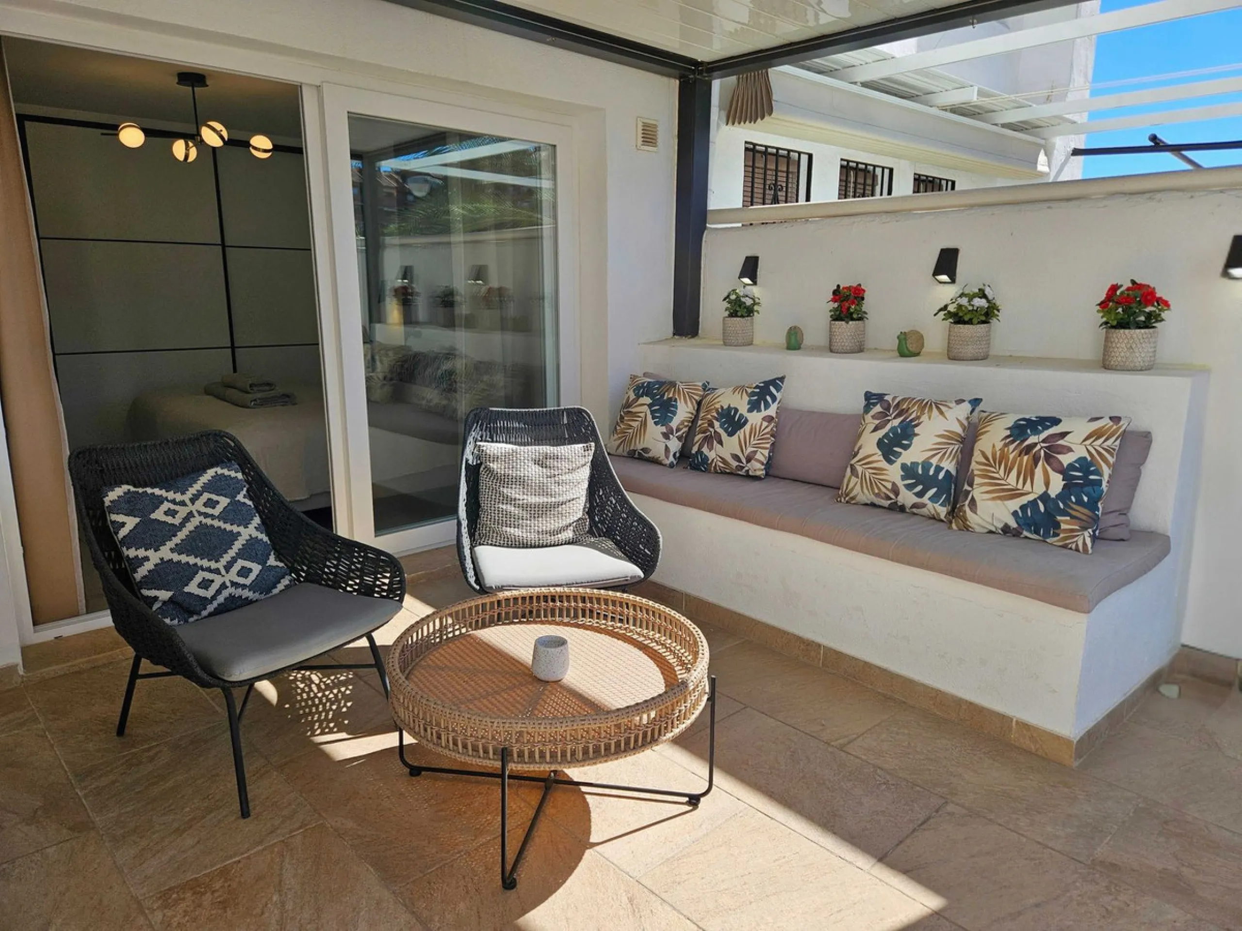 Renovated with tourist licence and large terrace 500 m from the beach.