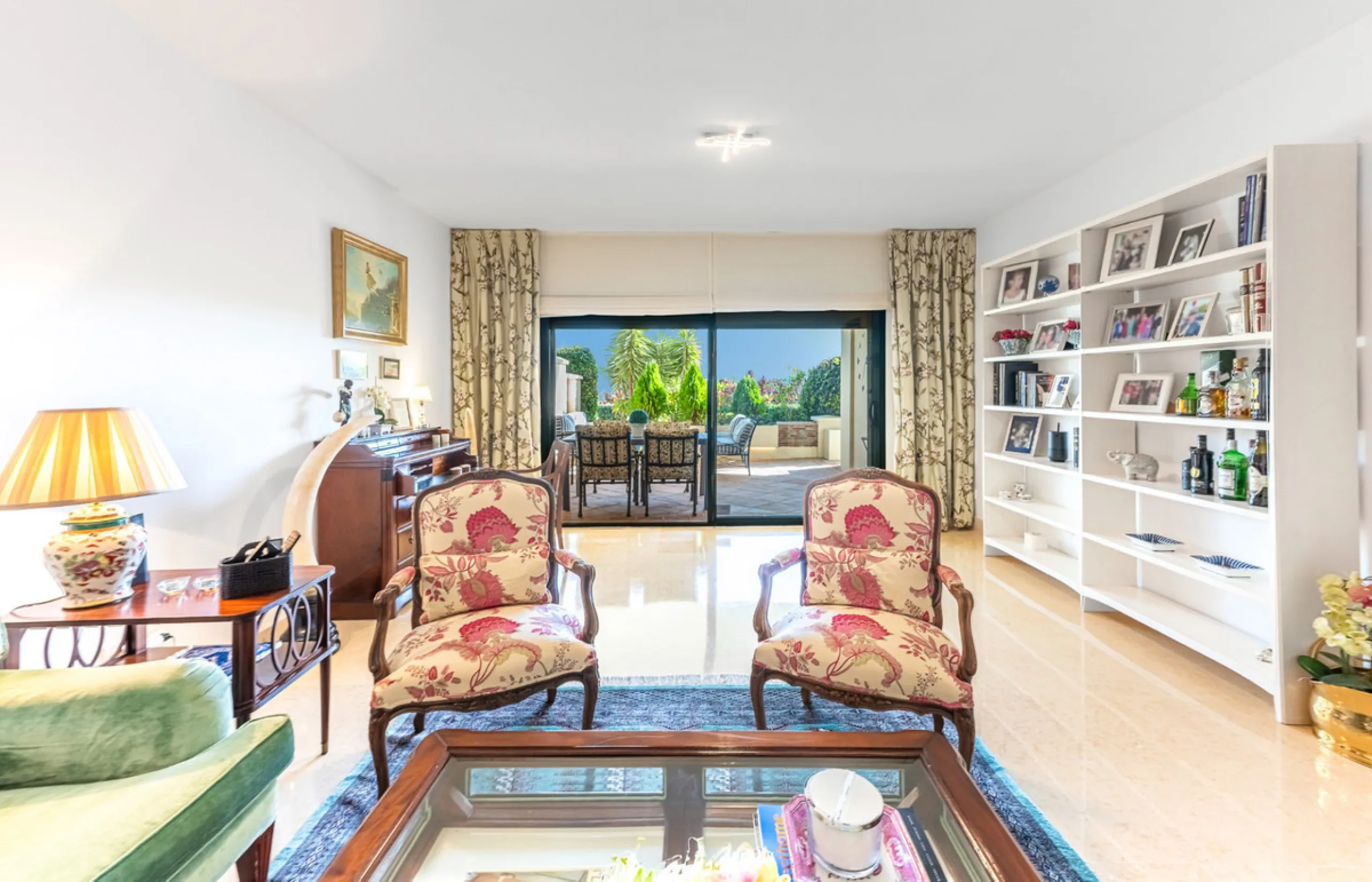 Exceptional south-facing apartment with great potential for extension in Capanes del Golf, Benahavís