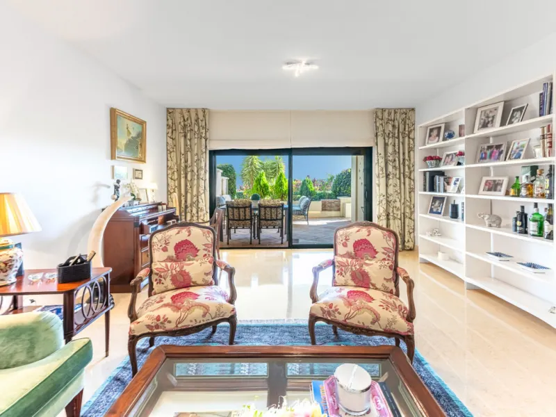 Exceptional south-facing apartment with great potential for extension in Capanes del Golf, Benahavís