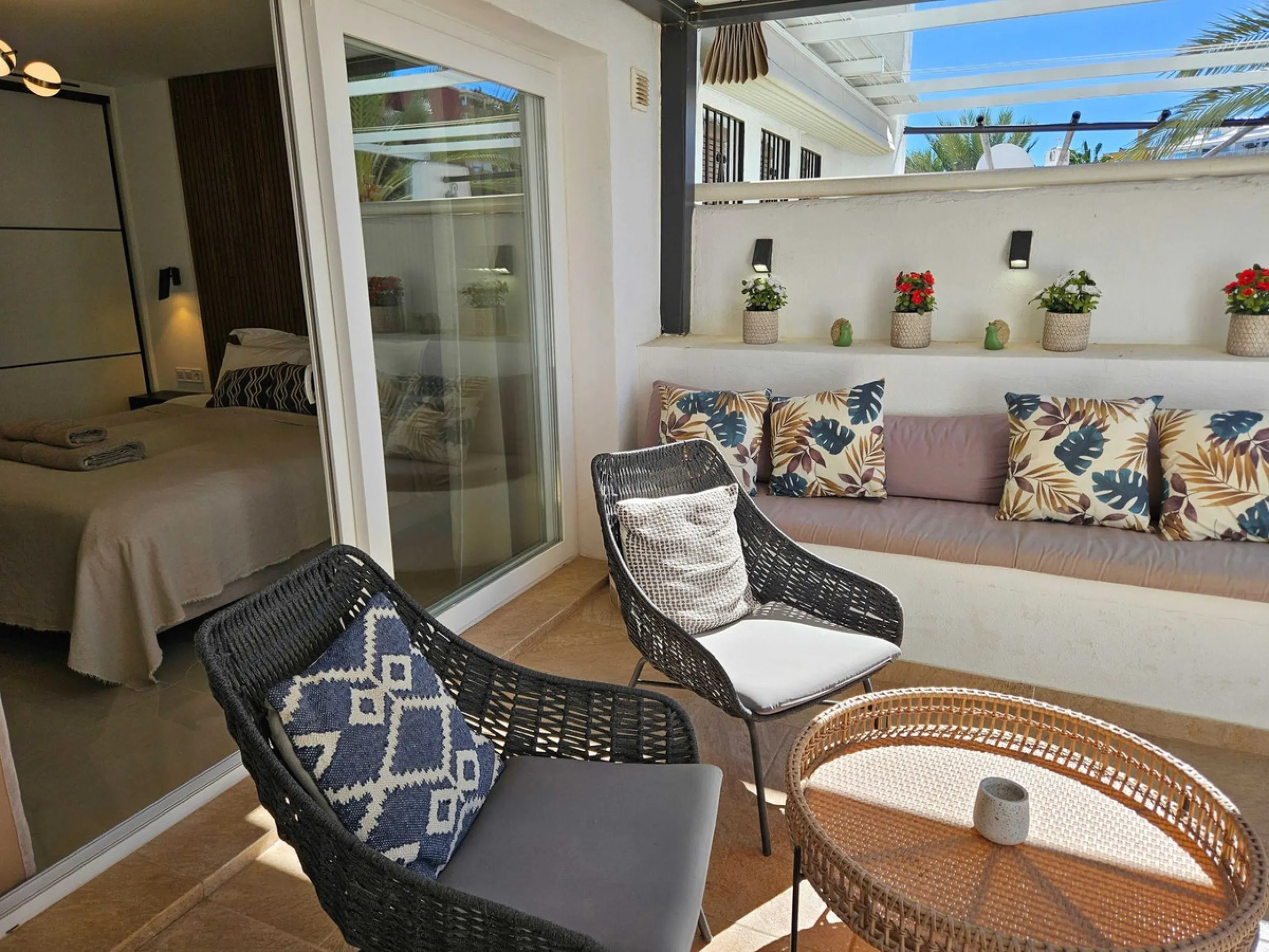 Renovated with tourist licence and large terrace 500 m from the beach.