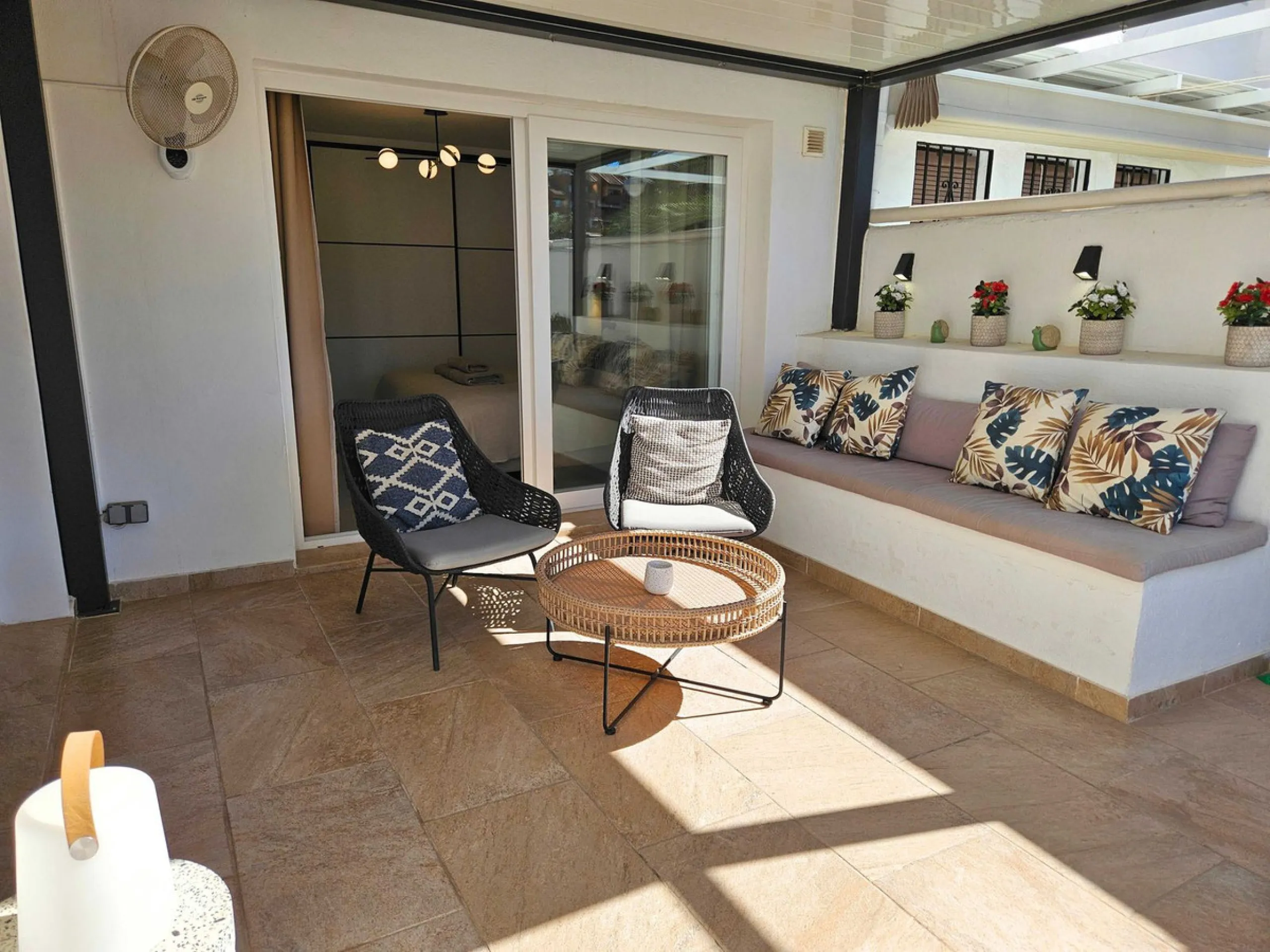 Renovated with tourist licence and large terrace 500 m from the beach.