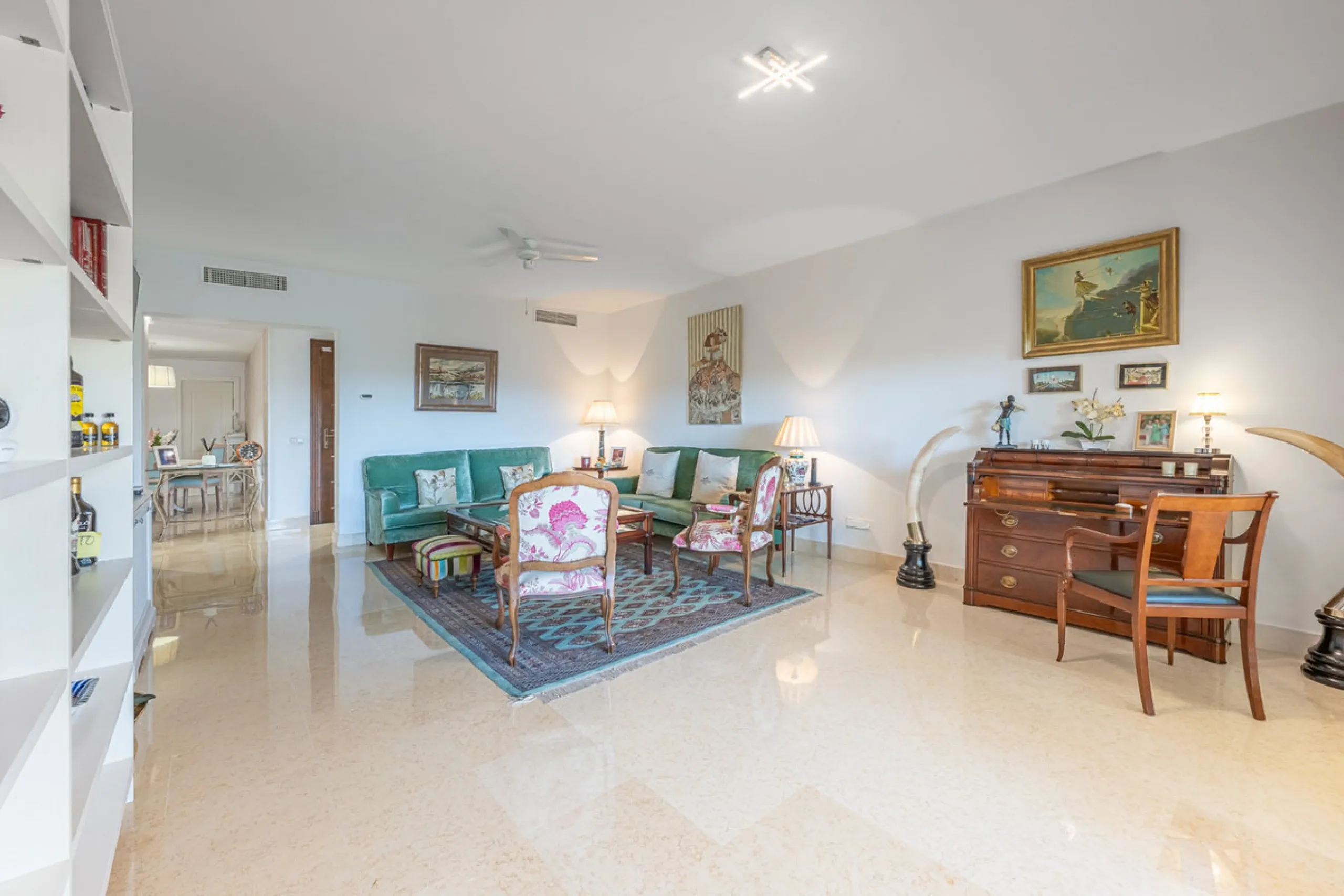 Exceptional south-facing apartment with great potential for extension in Capanes del Golf, Benahavís