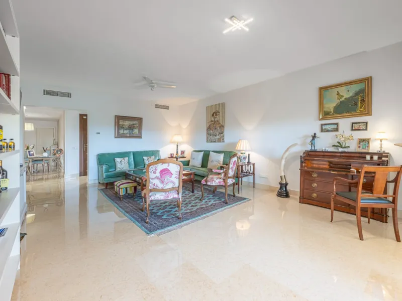 Exceptional south-facing apartment with great potential for extension in Capanes del Golf, Benahavís