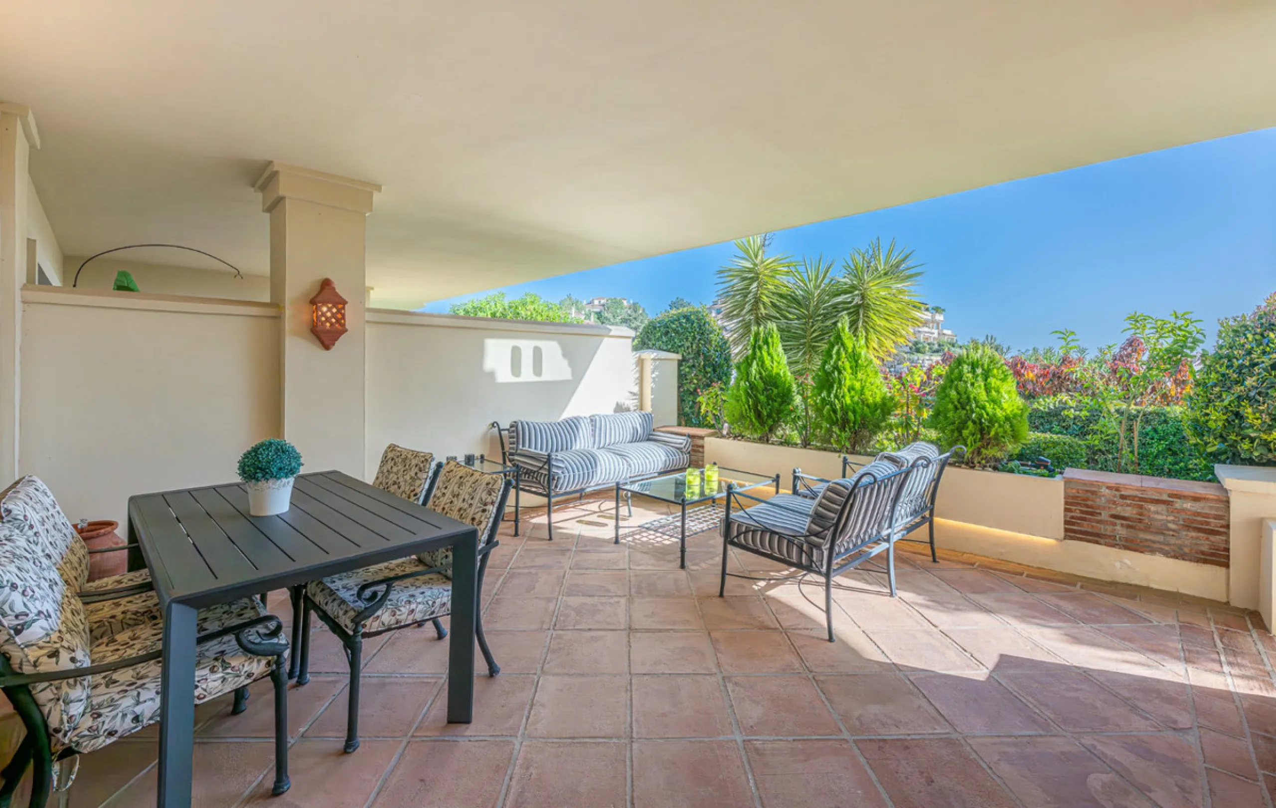 Exceptional south-facing apartment with great potential for extension in Capanes del Golf, Benahavís