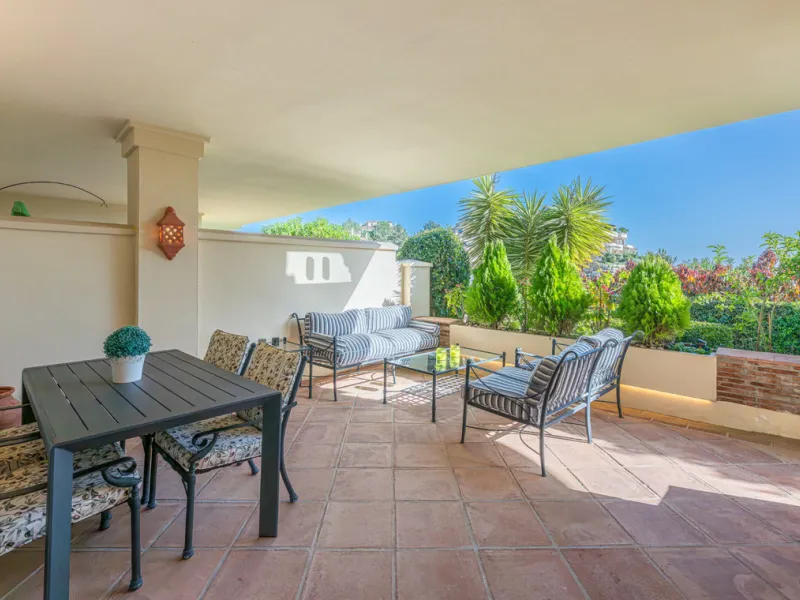 Exceptional south-facing apartment with great potential for extension in Capanes del Golf, Benahavís