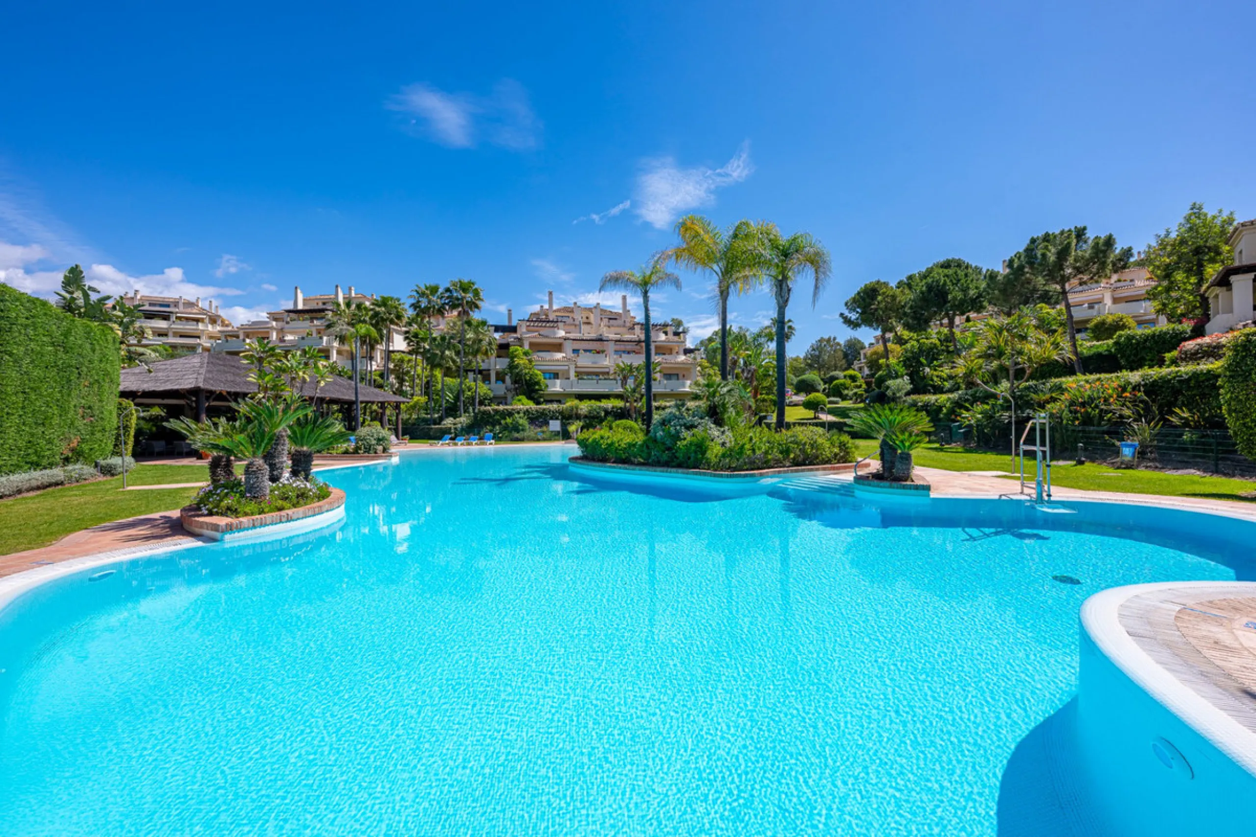 Exceptional south-facing apartment with great potential for extension in Capanes del Golf, Benahavís