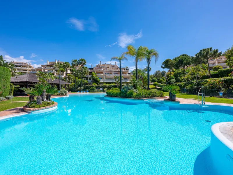 Exceptional south-facing apartment with great potential for extension in Capanes del Golf, Benahavís