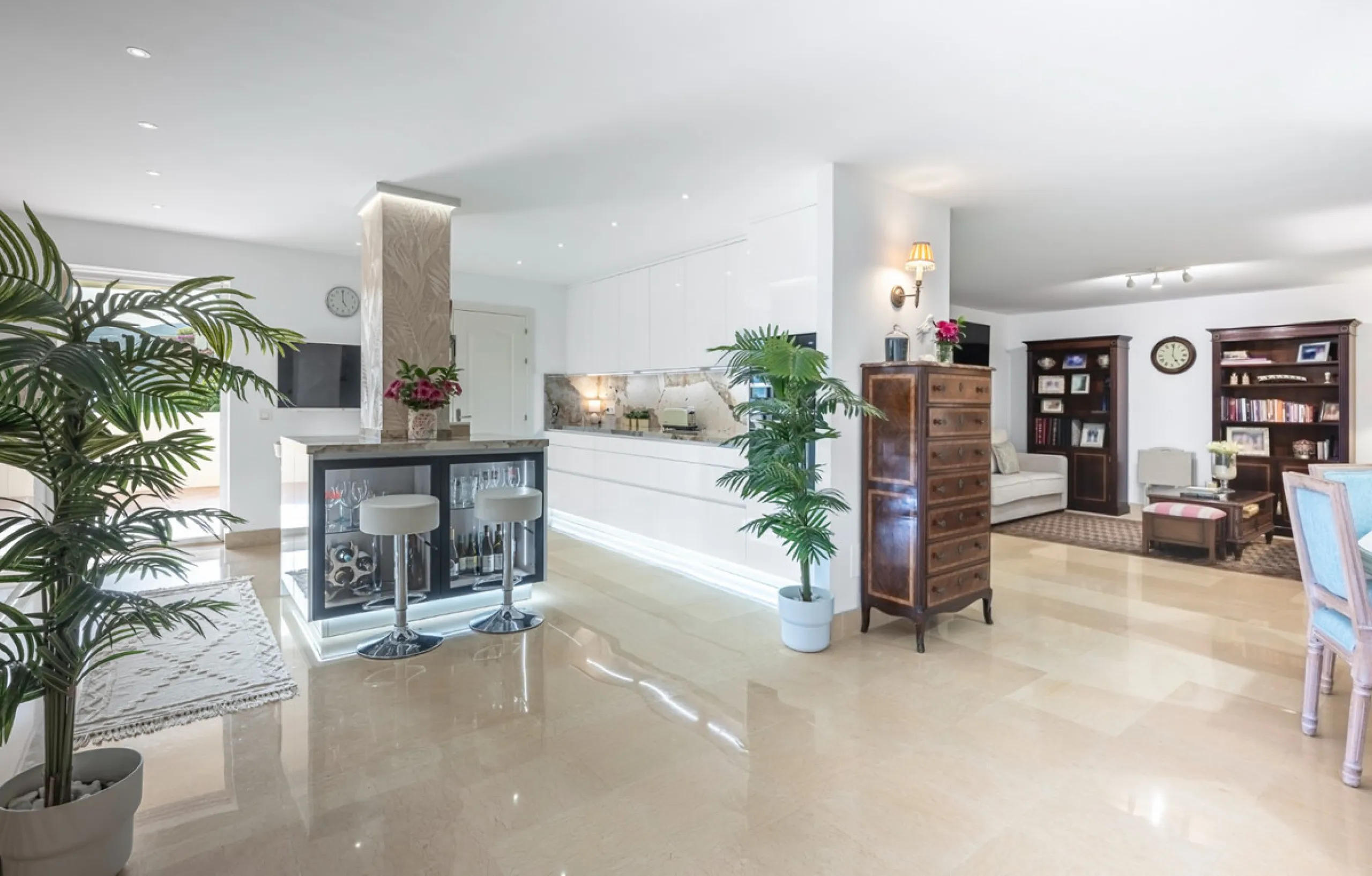Exceptional south-facing apartment with great potential for extension in Capanes del Golf, Benahavís