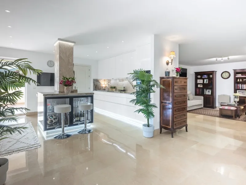 Exceptional south-facing apartment with great potential for extension in Capanes del Golf, Benahavís