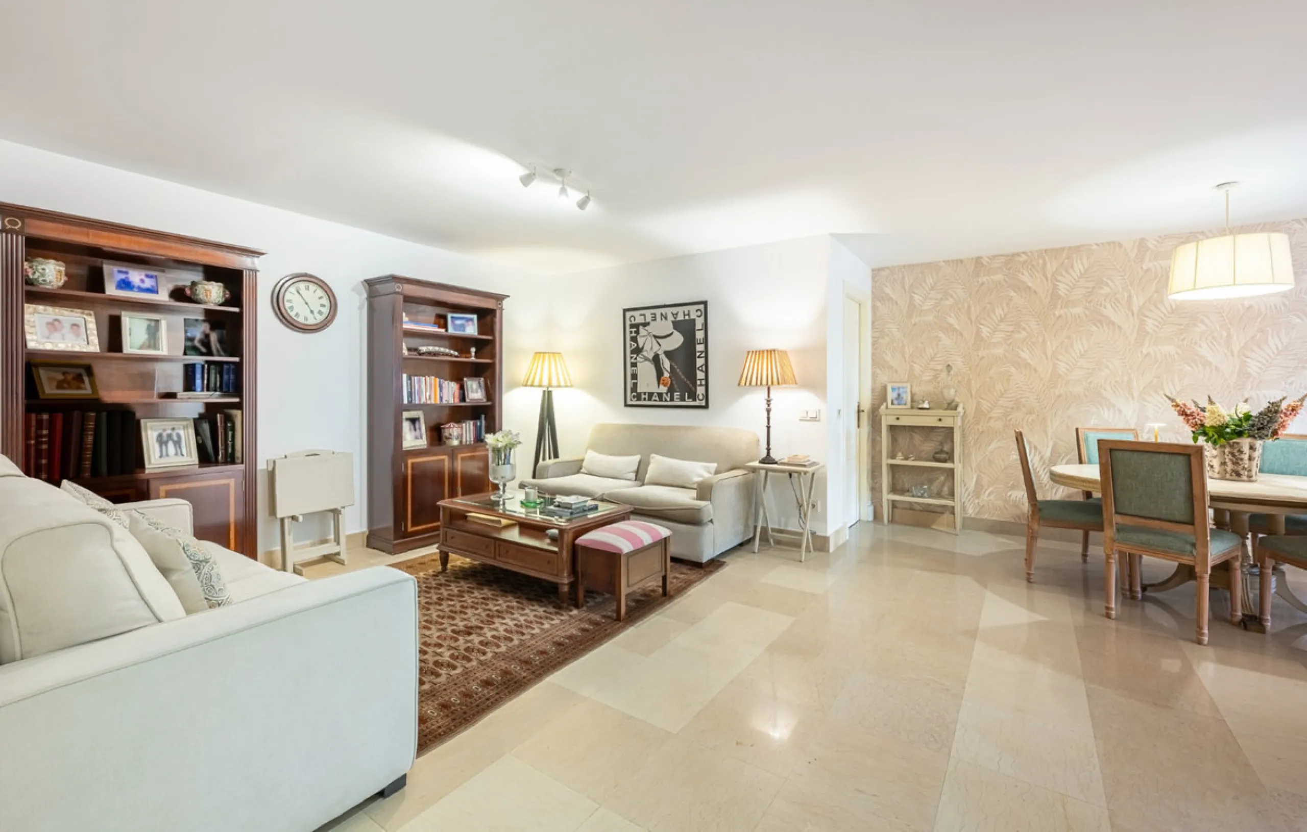 Exceptional south-facing apartment with great potential for extension in Capanes del Golf, Benahavís