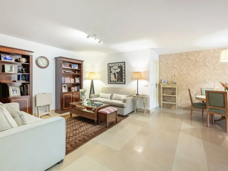 Exceptional south-facing apartment with great potential for extension in Capanes del Golf, Benahavís