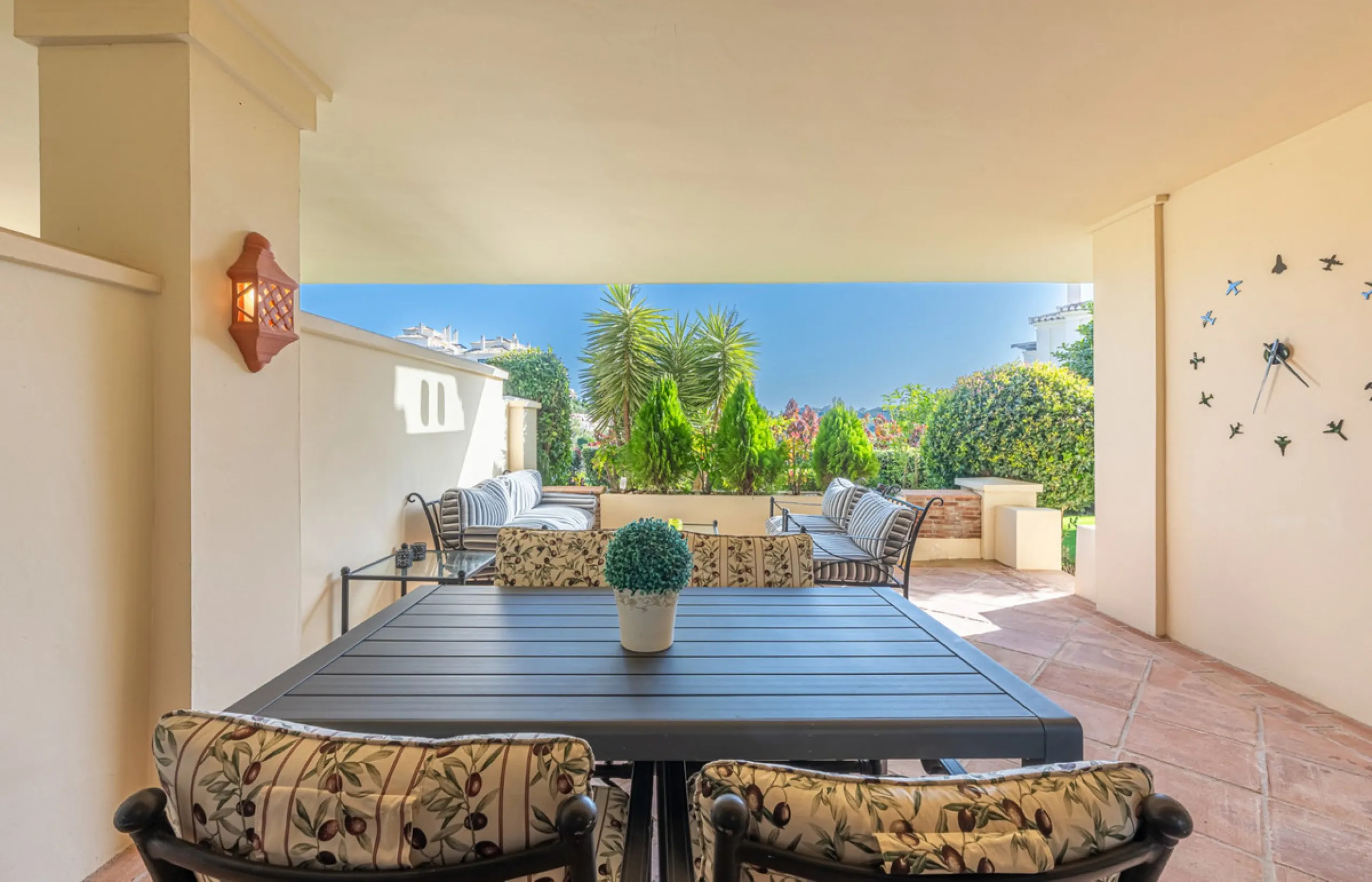 Exceptional south-facing apartment with great potential for extension in Capanes del Golf, Benahavís