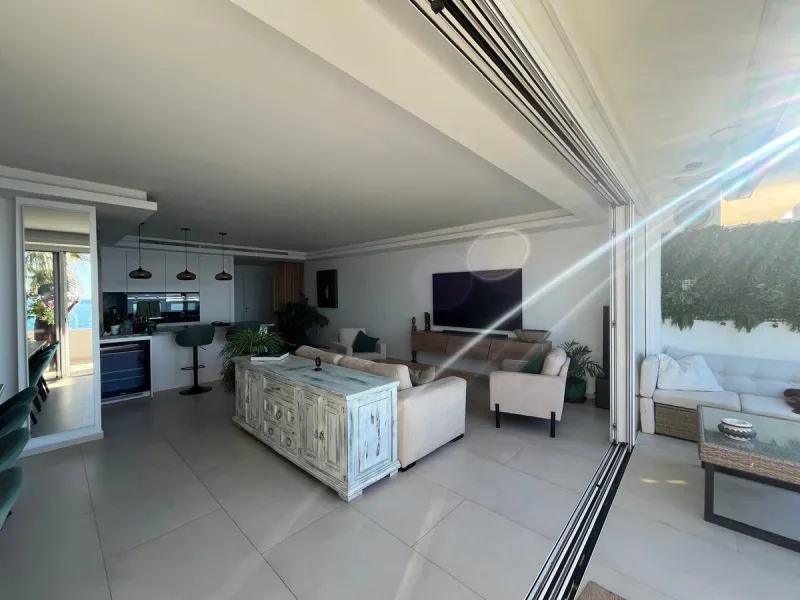 Exclusive Fully Refurbished Beachfront Apartment in Prime Estepona Location – Marina Bay