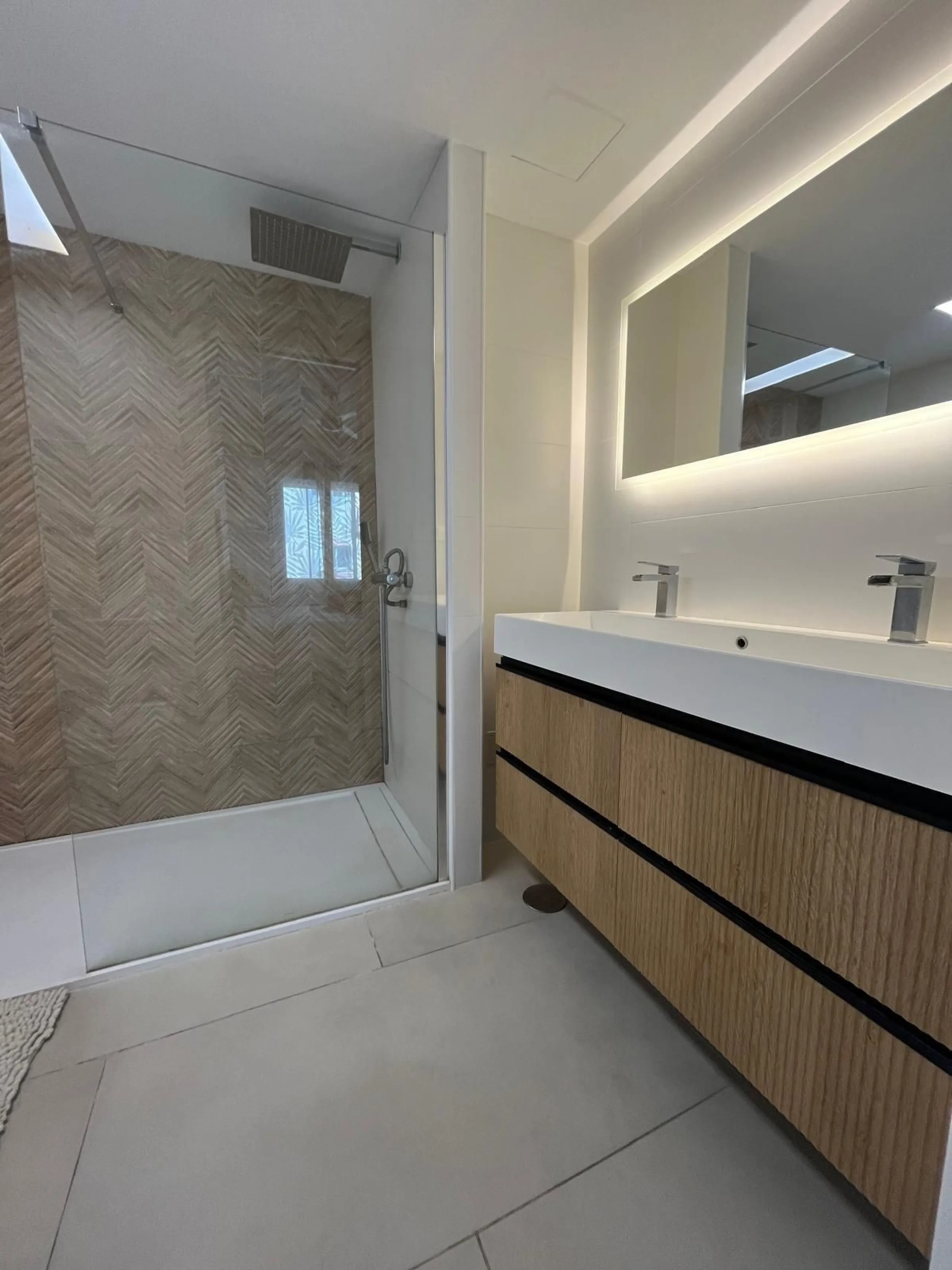 Exclusive Fully Refurbished Beachfront Apartment in Prime Estepona Location – Marina Bay