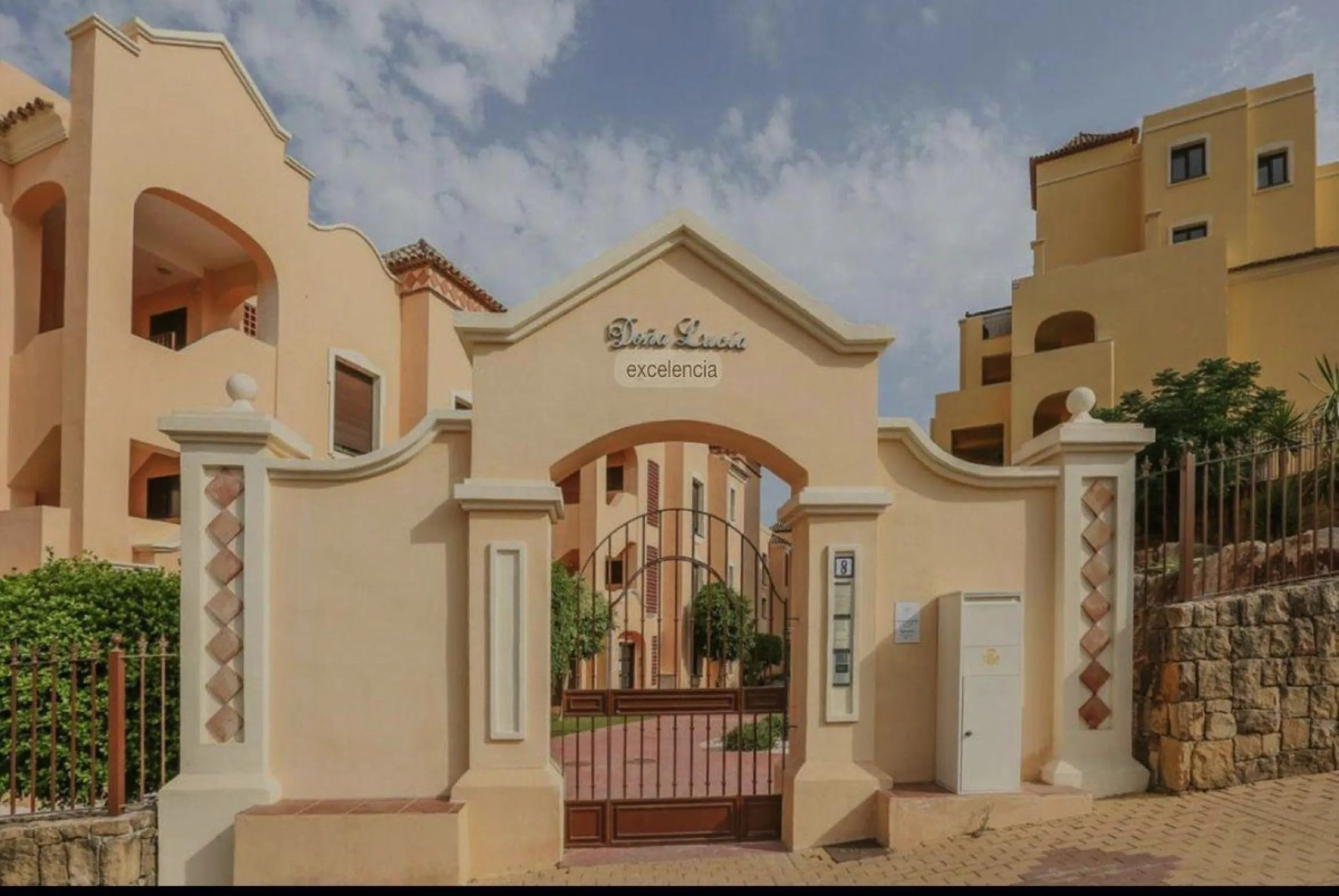 Stunning South-East Facing Penthouse with Panoramic Sea & Sierra Bermeja Views – Near Valle Romano & Azata Golf, Estepona