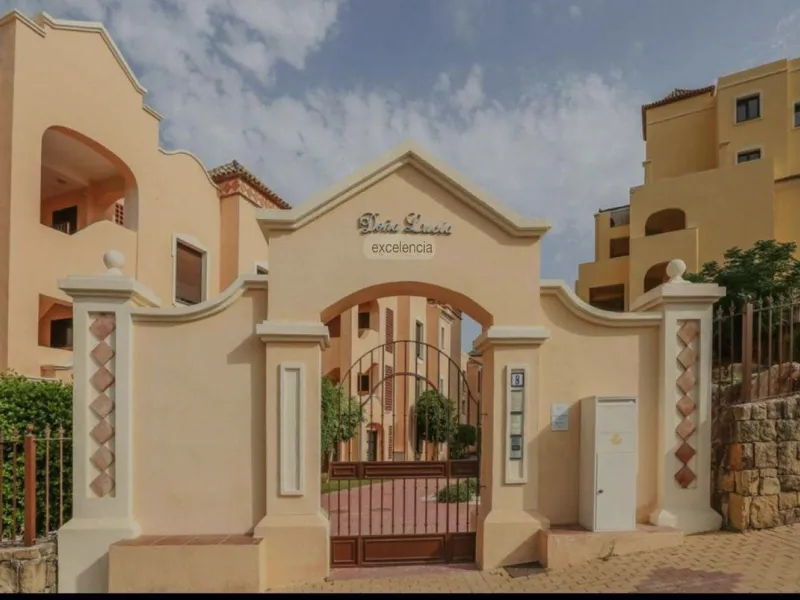 Stunning South-East Facing Penthouse with Panoramic Sea & Sierra Bermeja Views – Near Valle Romano & Azata Golf, Estepona