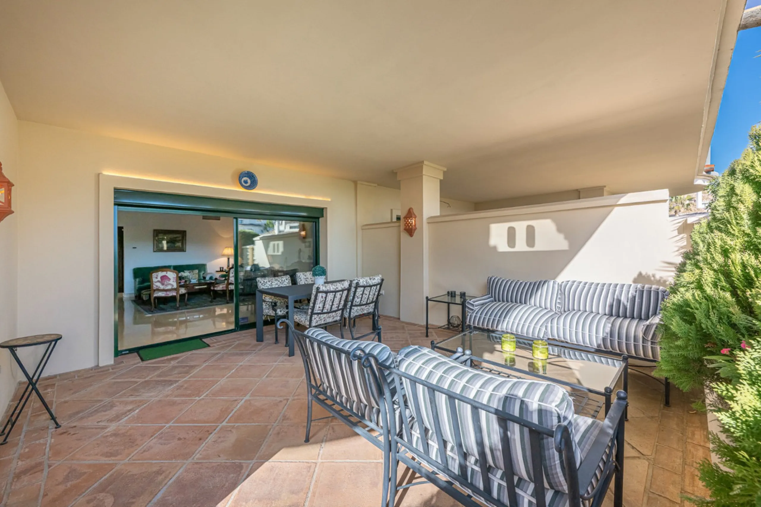 Exceptional south-facing apartment with great potential for extension in Capanes del Golf, Benahavís