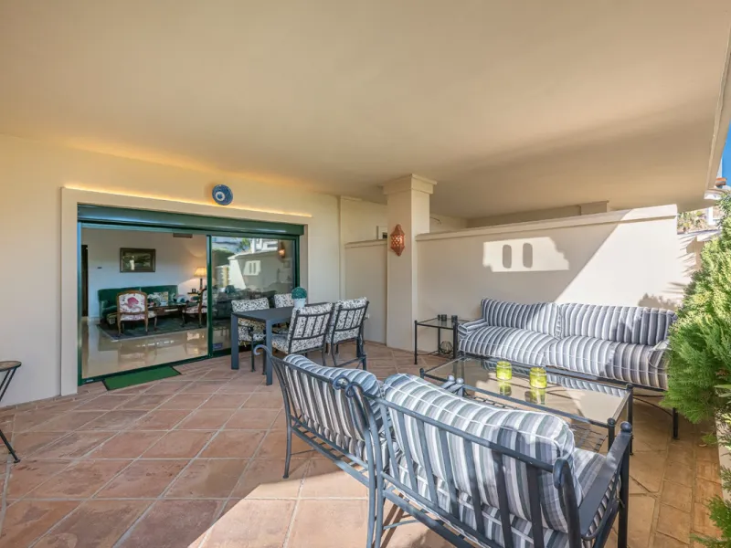 Exceptional south-facing apartment with great potential for extension in Capanes del Golf, Benahavís