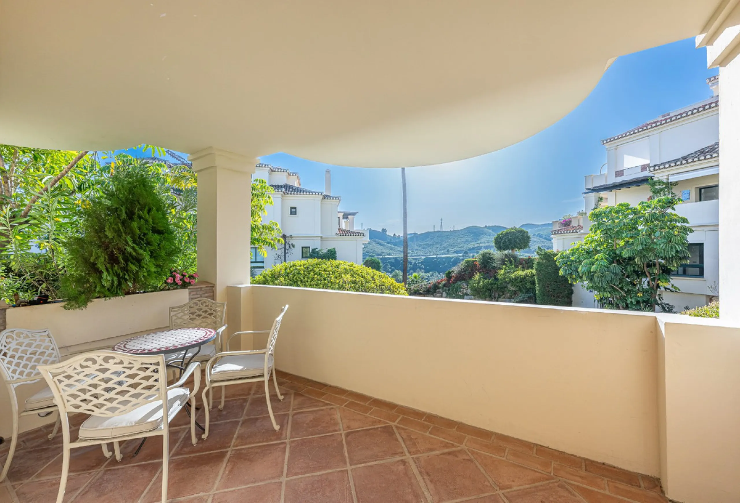 Exceptional south-facing apartment with great potential for extension in Capanes del Golf, Benahavís