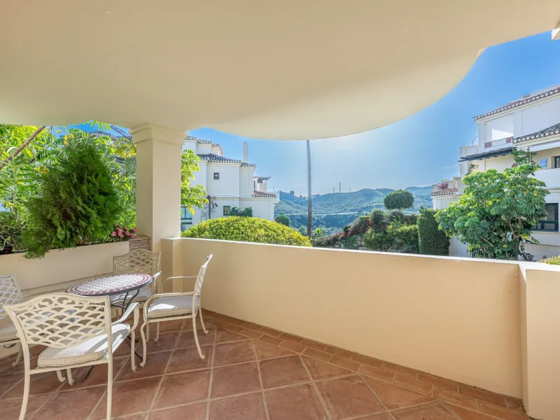 Exceptional south-facing apartment with great potential for extension in Capanes del Golf, Benahavís