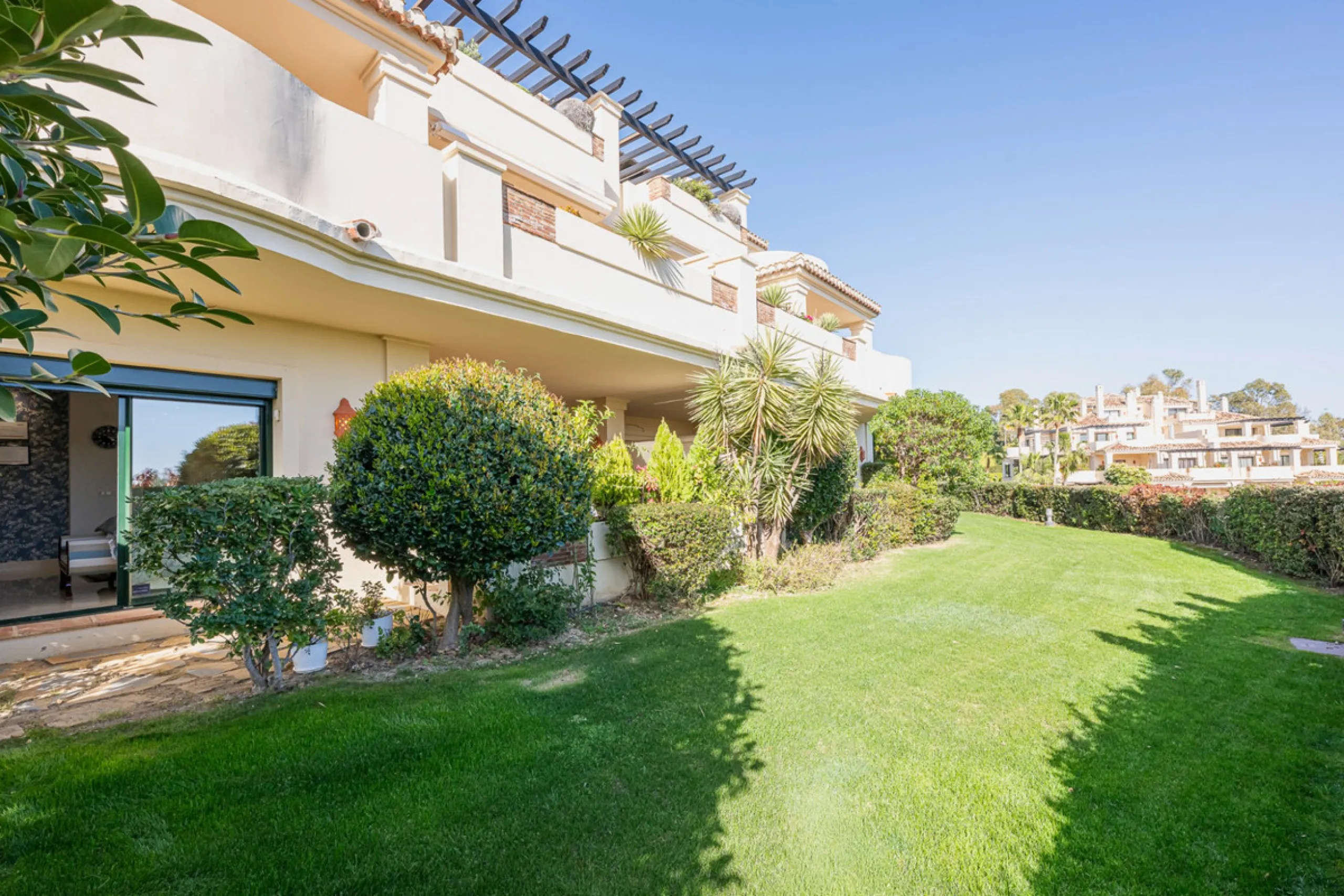 Exceptional south-facing apartment with great potential for extension in Capanes del Golf, Benahavís