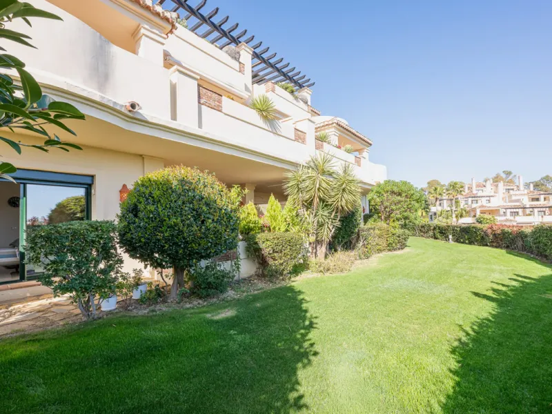 Exceptional south-facing apartment with great potential for extension in Capanes del Golf, Benahavís
