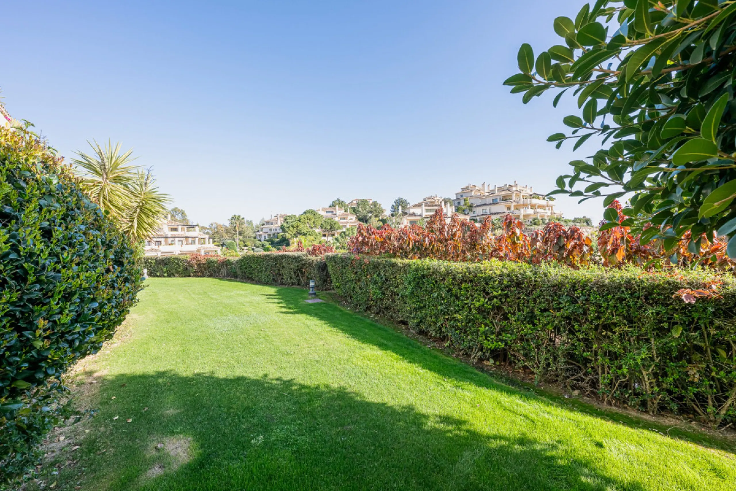 Exceptional south-facing apartment with great potential for extension in Capanes del Golf, Benahavís