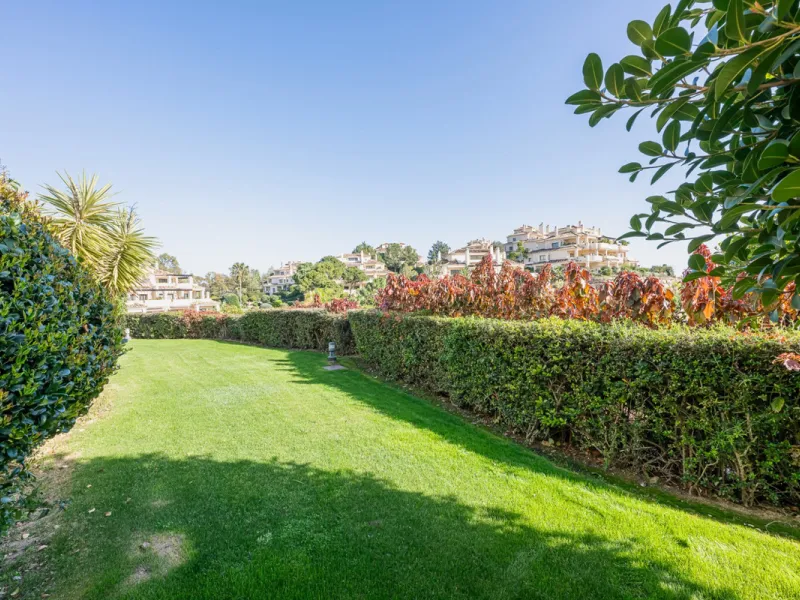 Exceptional south-facing apartment with great potential for extension in Capanes del Golf, Benahavís