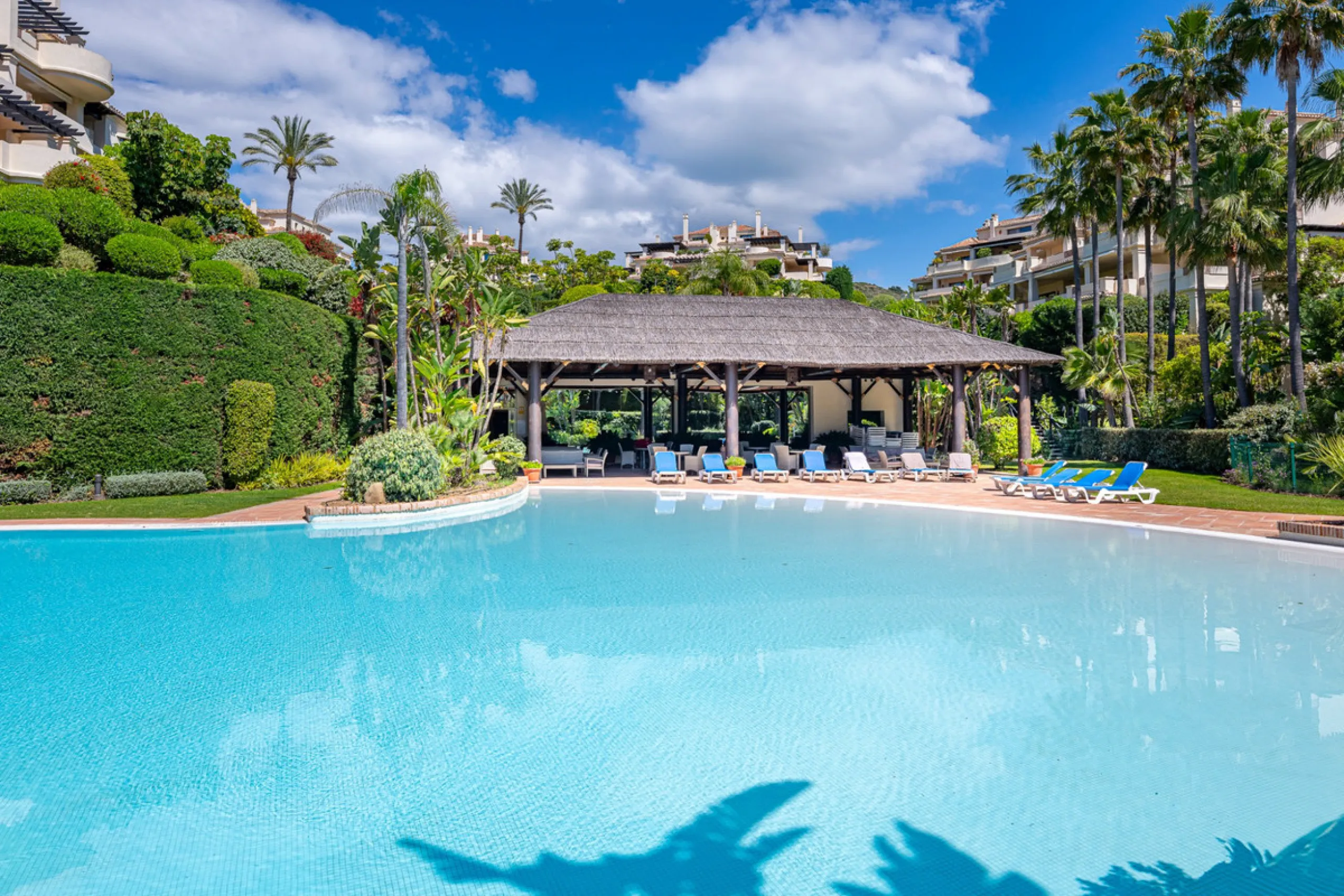 Exceptional south-facing apartment with great potential for extension in Capanes del Golf, Benahavís