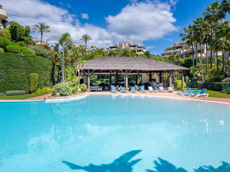 Exceptional south-facing apartment with great potential for extension in Capanes del Golf, Benahavís