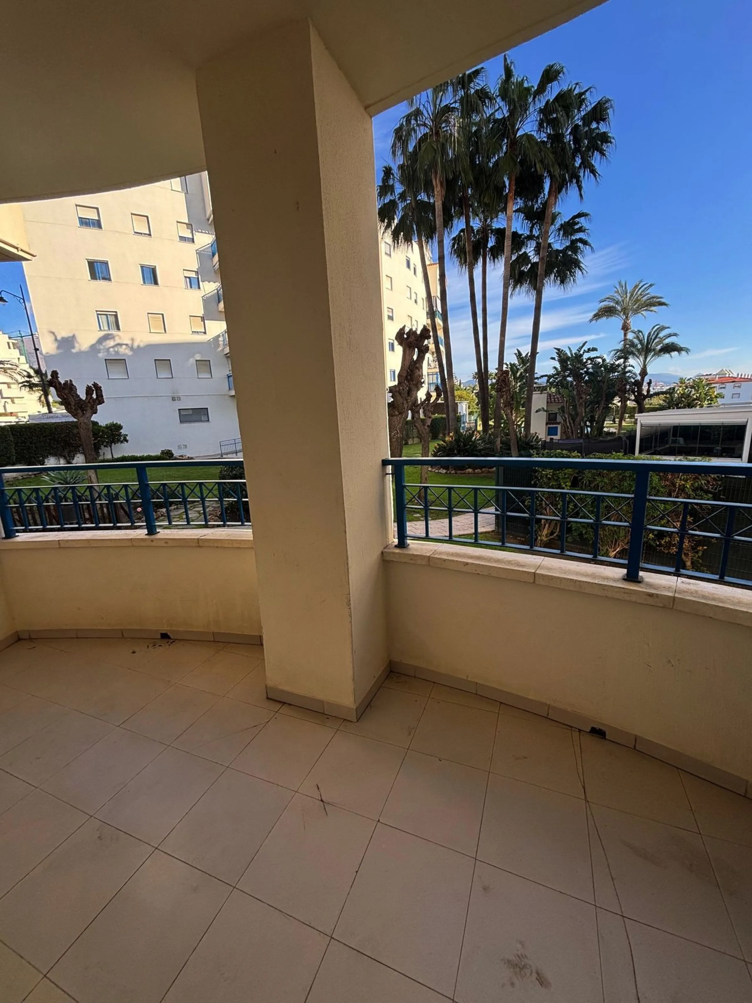 Apartment - Ground Floor Apartment в продаже в Estepona, Málaga. В доме 2 спален и 2 ванных комнат. Площадь дома 95 м²