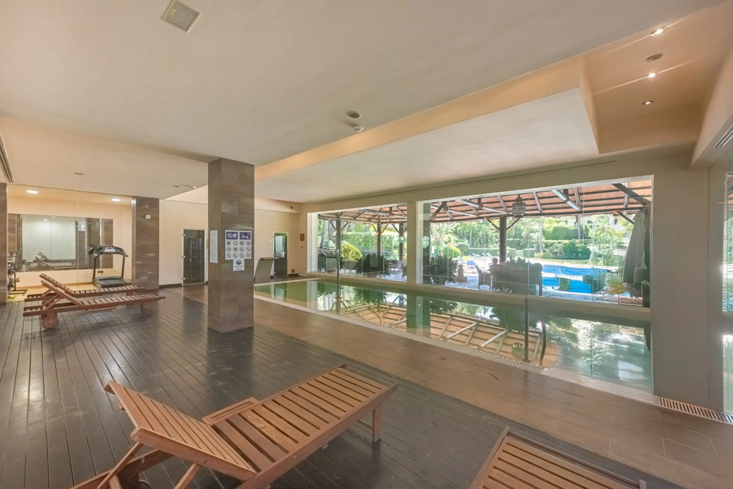 Exceptional south-facing apartment with great potential for extension in Capanes del Golf, Benahavís