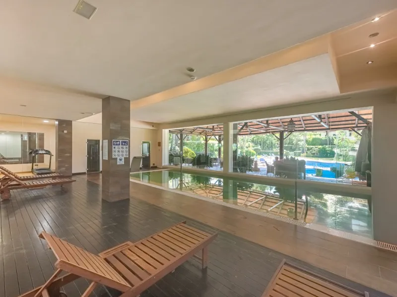 Exceptional south-facing apartment with great potential for extension in Capanes del Golf, Benahavís
