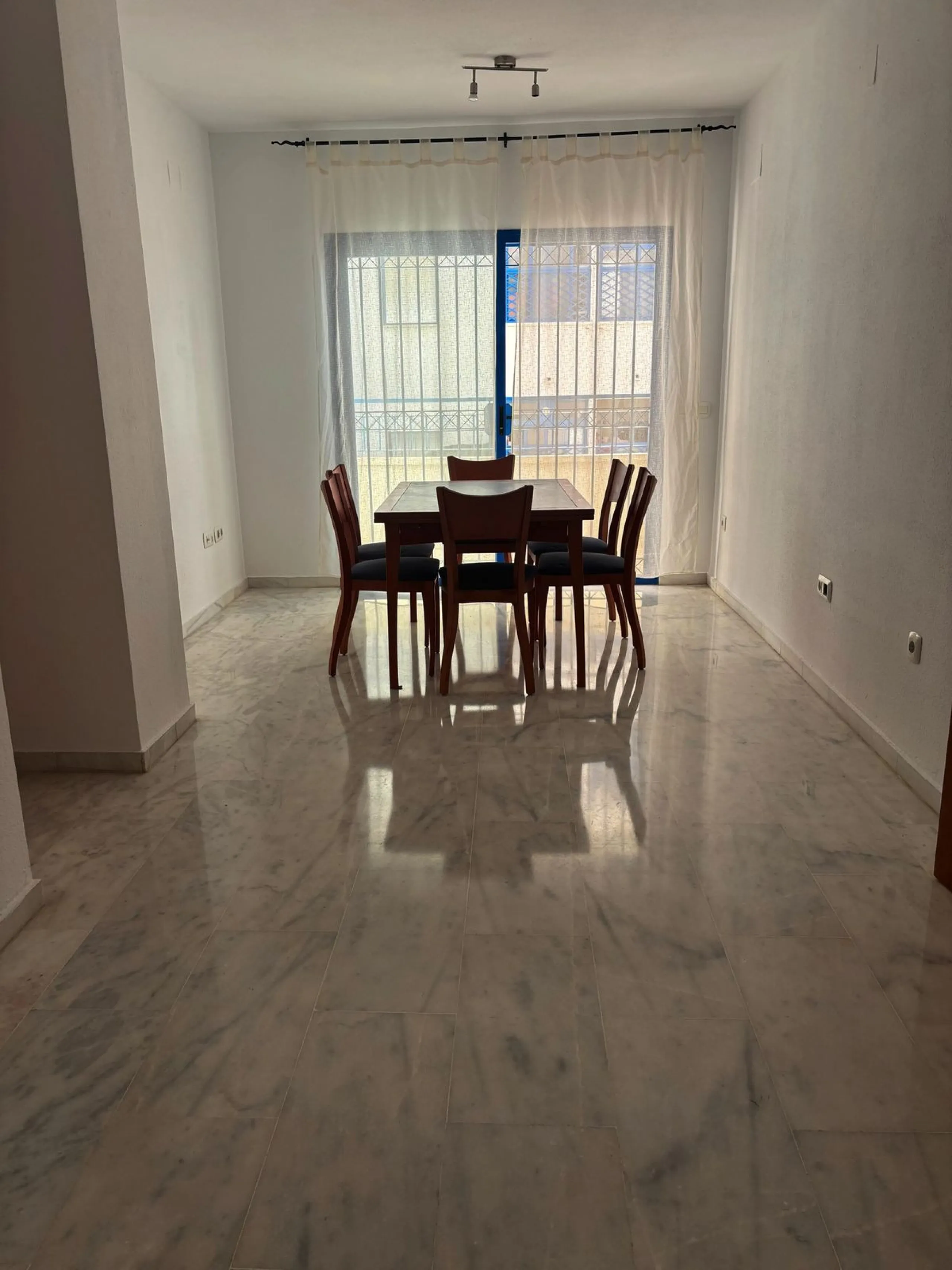 Apartment - Ground Floor Apartment в продаже в Estepona, Málaga. В доме 2 спален и 2 ванных комнат. Площадь дома 95 м²