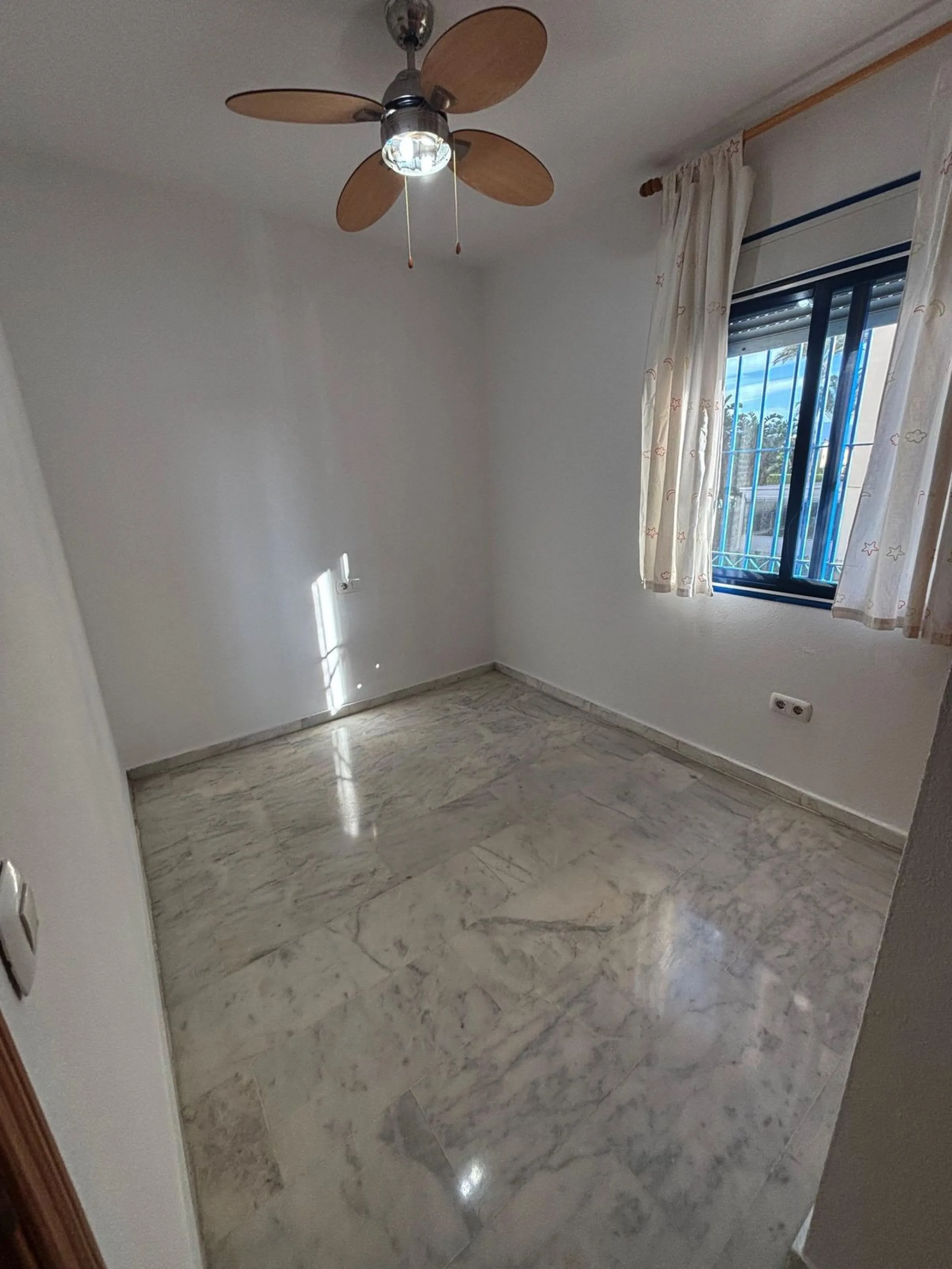 Apartment - Ground Floor Apartment в продаже в Estepona, Málaga. В доме 2 спален и 2 ванных комнат. Площадь дома 95 м²