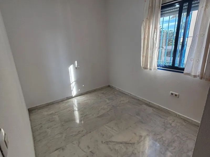 Apartment - Ground Floor Apartment в продаже в Estepona, Málaga. В доме 2 спален и 2 ванных комнат. Площадь дома 95 м²