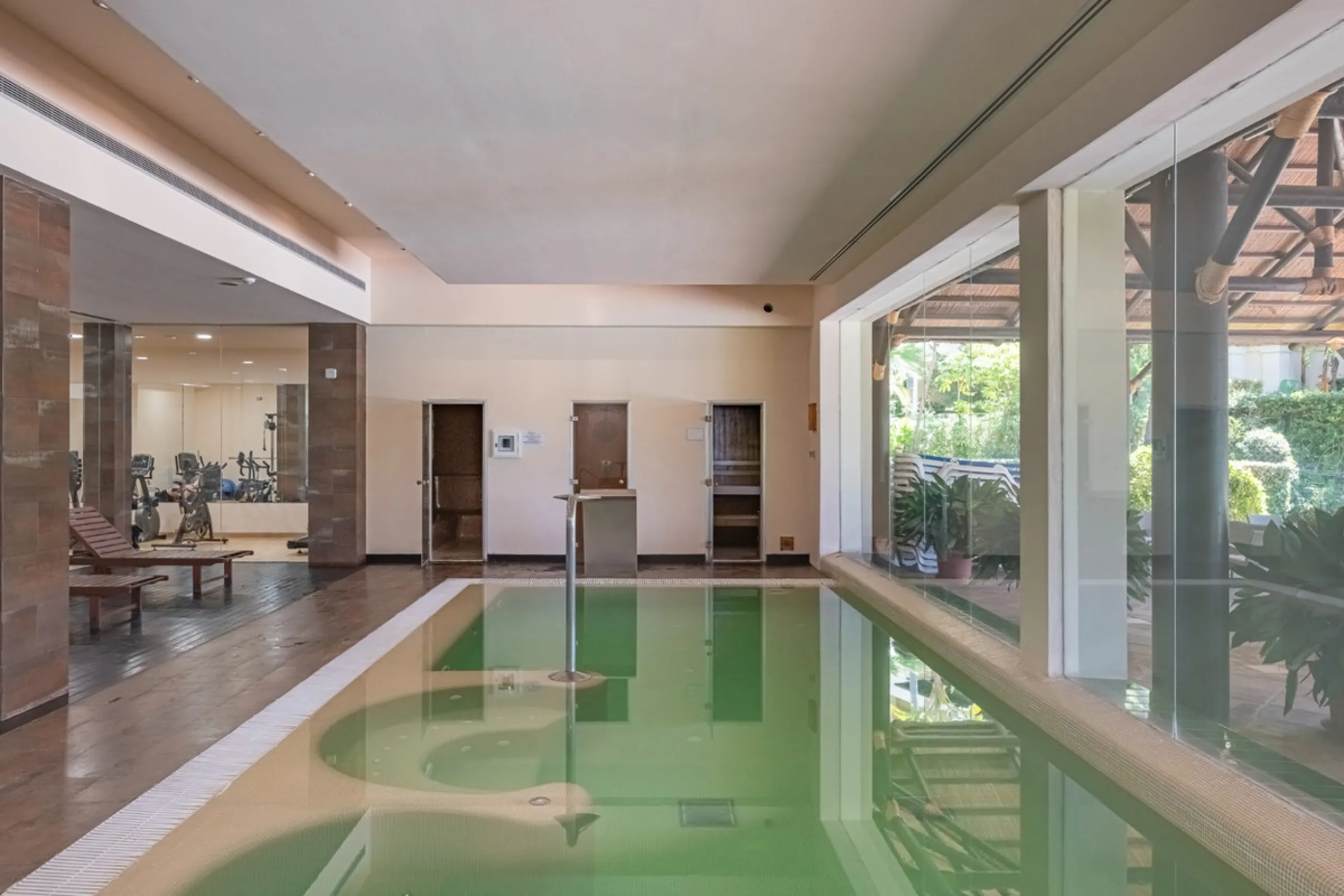 Exceptional south-facing apartment with great potential for extension in Capanes del Golf, Benahavís