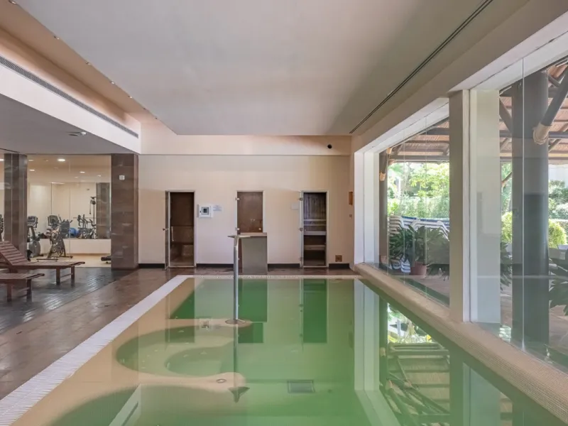 Exceptional south-facing apartment with great potential for extension in Capanes del Golf, Benahavís