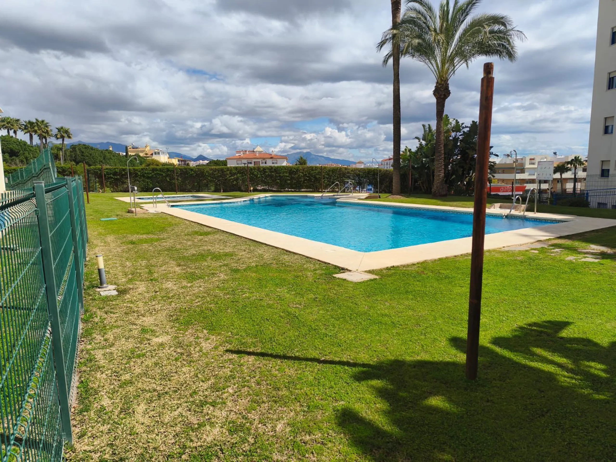 Apartment - Ground Floor Apartment в продаже в Estepona, Málaga. В доме 2 спален и 2 ванных комнат. Площадь дома 95 м²