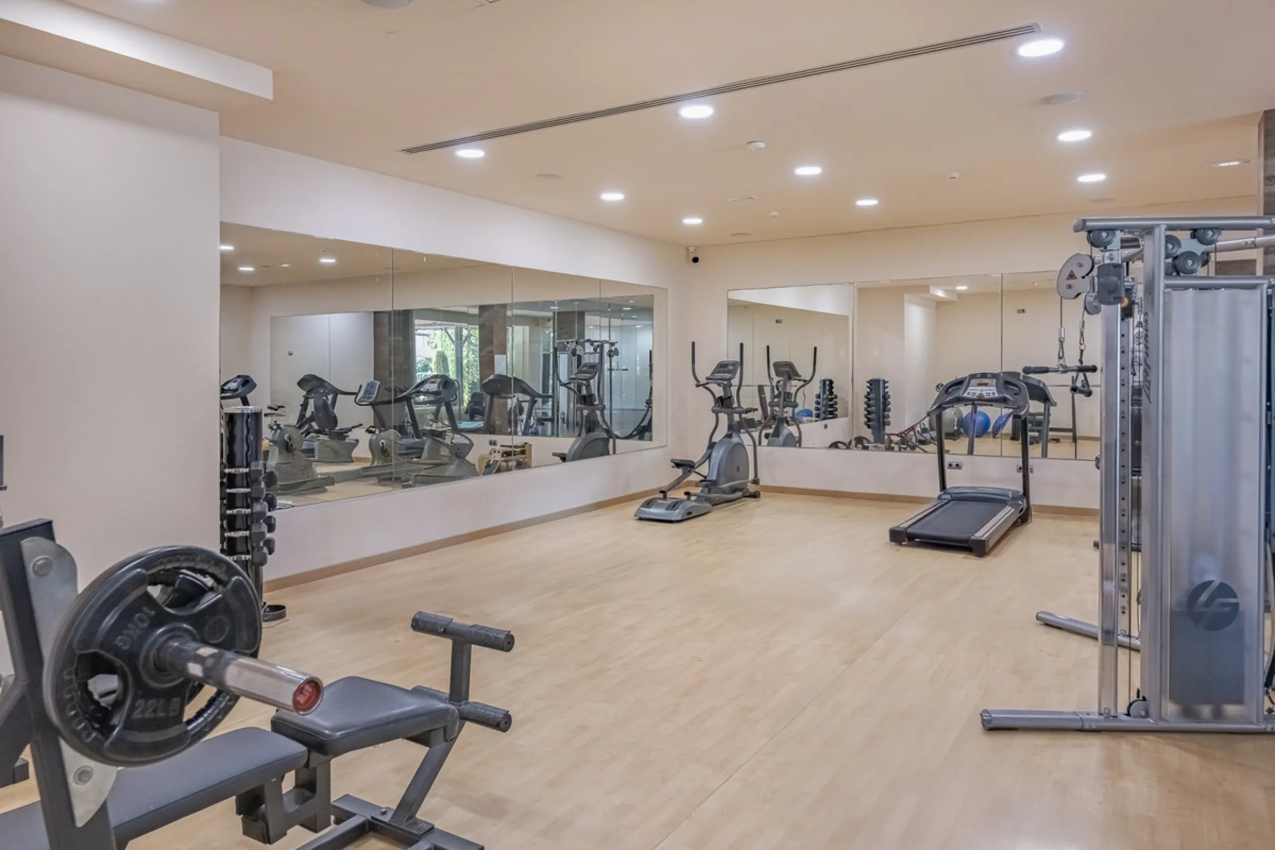 Exceptional south-facing apartment with great potential for extension in Capanes del Golf, Benahavís